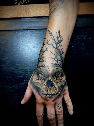 Work by Old Gold Tattoo