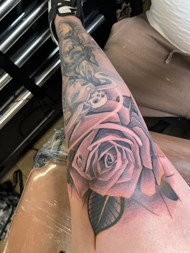 Work by True Color Tattoos / Wake n Vape Naranja