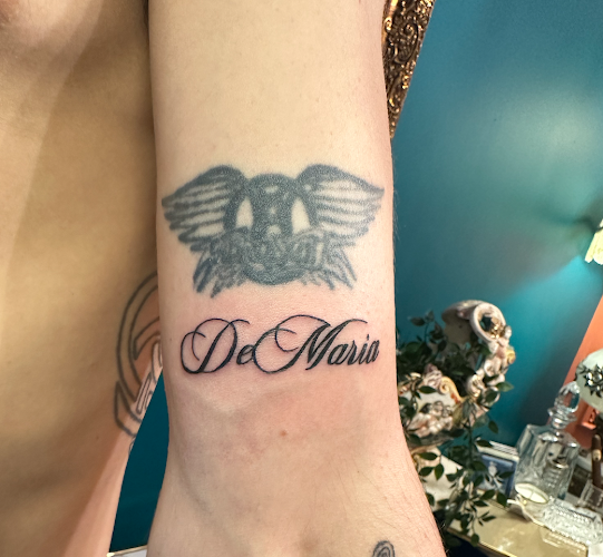 Work by LA RÉVOLUTION EST TATTOOS
